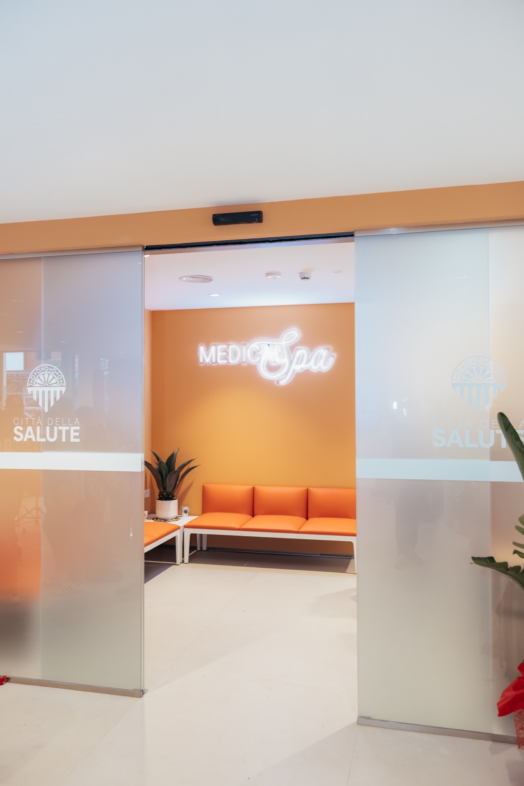 L'ingresso della Medical Spa con l'insegna al neon, in Città della Salute a Spoleto